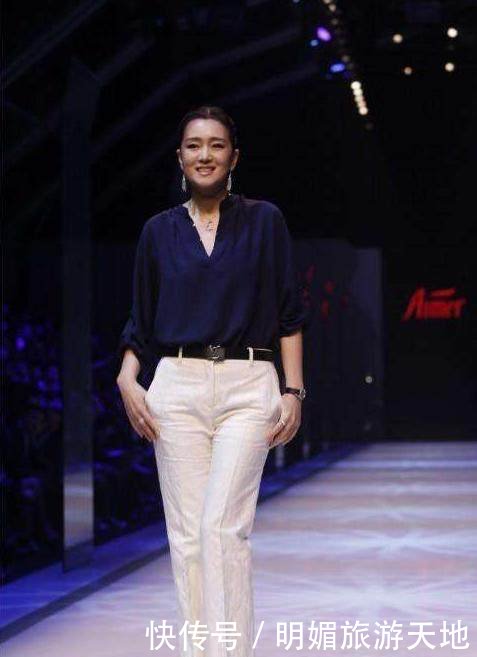 巩俐不愧是巩皇，红色阔腿裤霸气十足，这气场真不是章子怡能比的