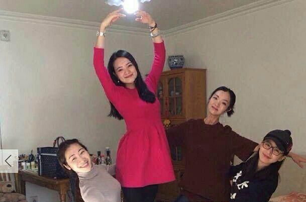  [何润东]明星聚会照，秦牛正威吴磊晒合照，何润东全班都年轻冻龄