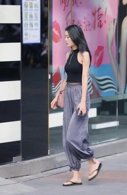 街拍身段和气质都很拔尖的美人，美的各有千秋，一点点不输明星