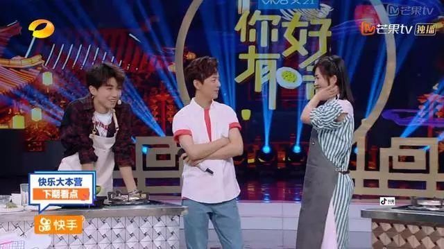 舒淇穿荷叶边裙,谢娜穿衬衫裙,却都没有穿牛仔背带裙的吴昕可爱