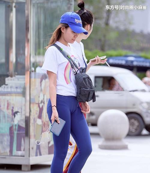 白色紧身打底裤小姐姐，大秀瑜伽，尽情展示优美迷人的臀部线条！