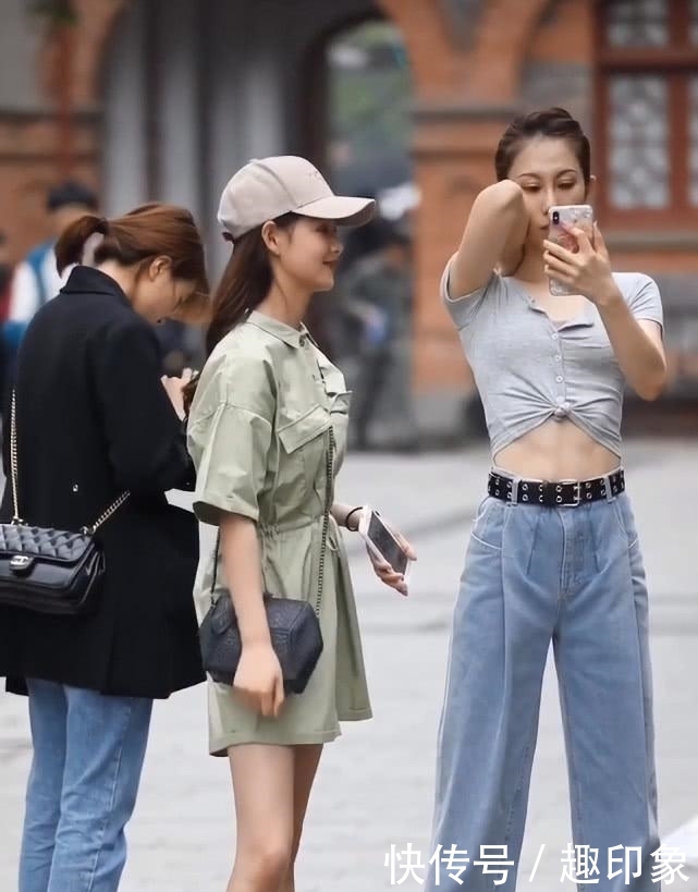 着不一样:大长腿女孩总是很任性,裤子比矮个子闺蜜长3倍,意外腿一样长!