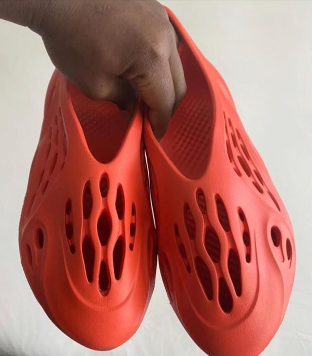 「真香」资讯:Yeezy红色洞洞鞋新配色,真香!紫色AJ 1无敌质感!