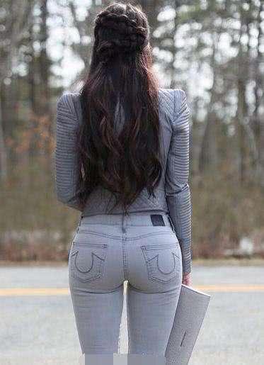 不必非要大长腿，也能让你赚足回头率，紧身裤也能穿得十足美