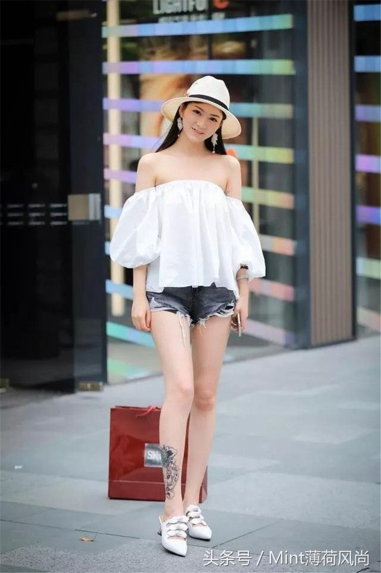 重庆街拍:镂空蕾丝衫+开叉阔腿裤，温柔可人且高雅