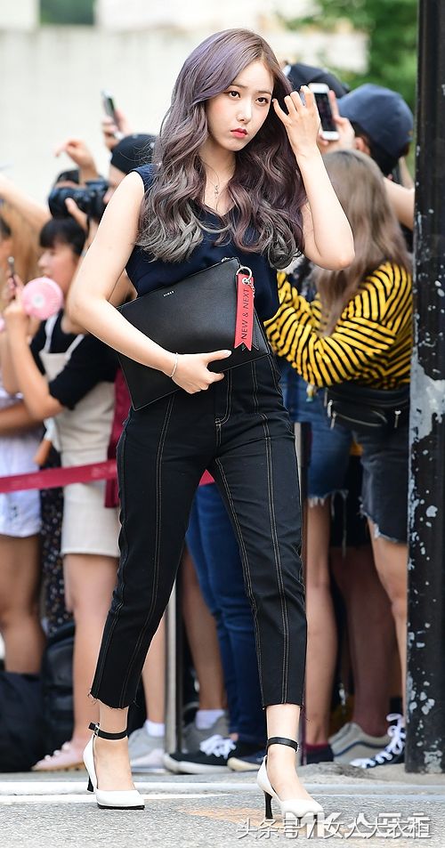 GFriend 信飞紧身牛仔裤干练利落，嘟嘴卖萌波浪长发添女性柔美