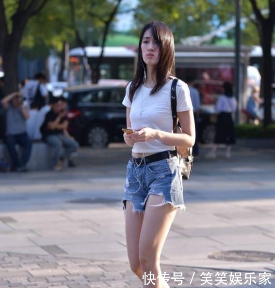 粉色:街拍:名嫒美姝的小姐姐,一条粉色的吊带连衣裙,时尚女人味十足