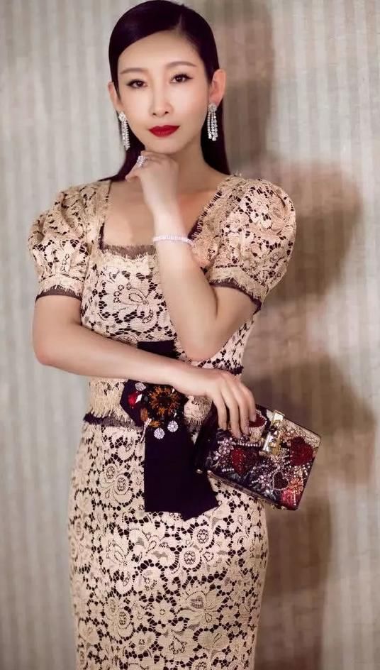 烈焰红唇的秦海璐穿出高级感，接二连三获奖的马伊琍鱼尾裙才迷人