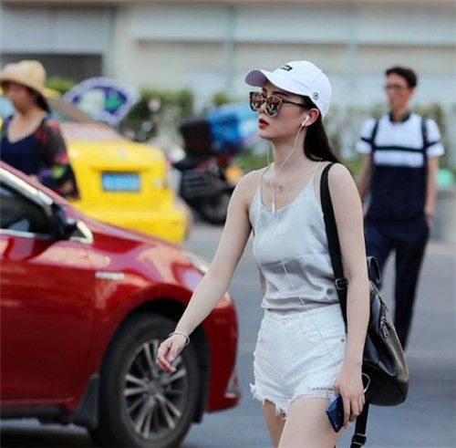 低调|街拍:小美女经典的黑白配,时尚大方,尽显低调冷艳的美