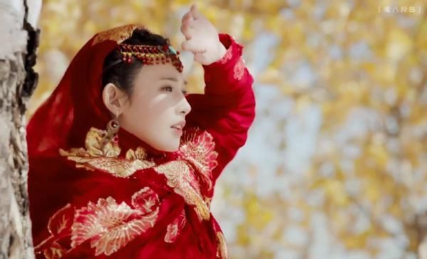 专业户■女星红衣杀，景甜温婉，彭小苒赵丽颖红衣专业户，谁才算惊艳