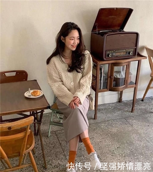 女人：女人40岁以后初春可以这样穿，优雅知性又保暖，美的落落大方！