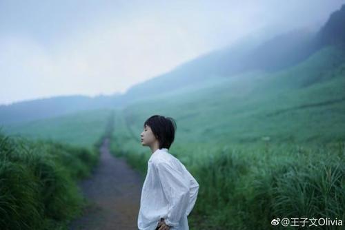 王子文穿白衬衫置身大自然中，个子太矮衣服当裙穿！网友：脸红了