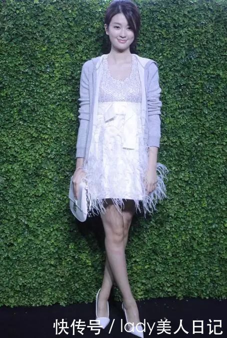乔欣真的是越来越会穿了，连体裤只穿一半，看着心情好舒畅