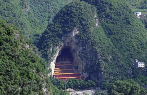 山洞里有座神秘寺庙，里面供奉着将近万尊佛像，“洞中寺”在全国