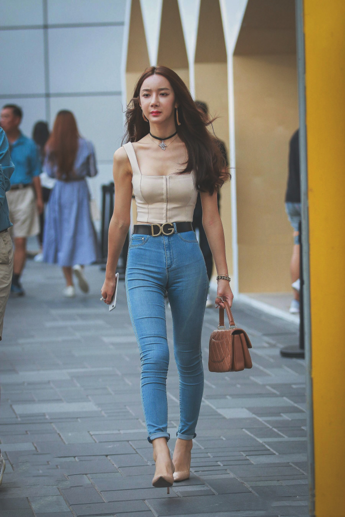 街拍：170身高的小姐姐，还穿细高跟鞋，这大长腿可以给多少分?