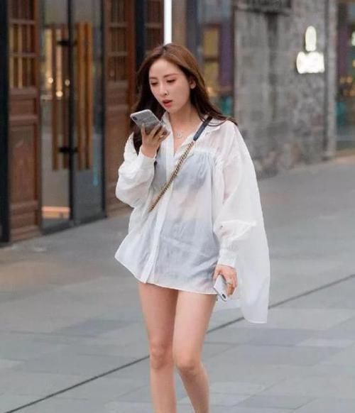  【气质】美女时尚街拍：温柔可人的美女，一件咖啡色上衣配黑色短裙，时尚优雅气质