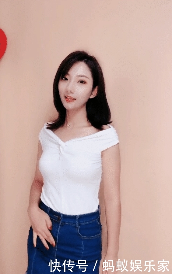  『小姐姐』街拍：小姐姐一字肩配上牛仔裙，潮流不过时！