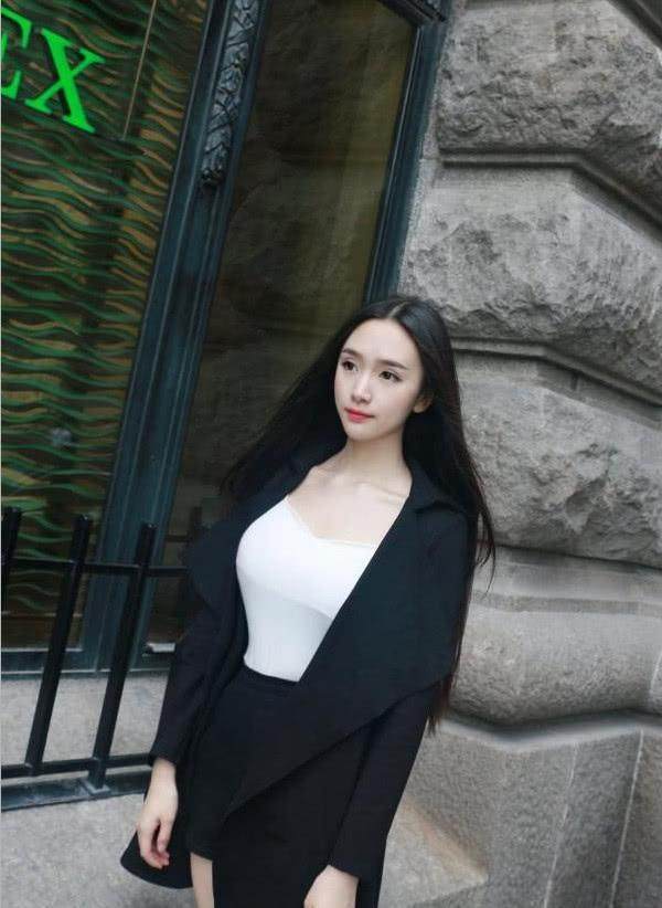 广州街拍: 职业装凸显傲人身材, 修身裙让人大饱眼福