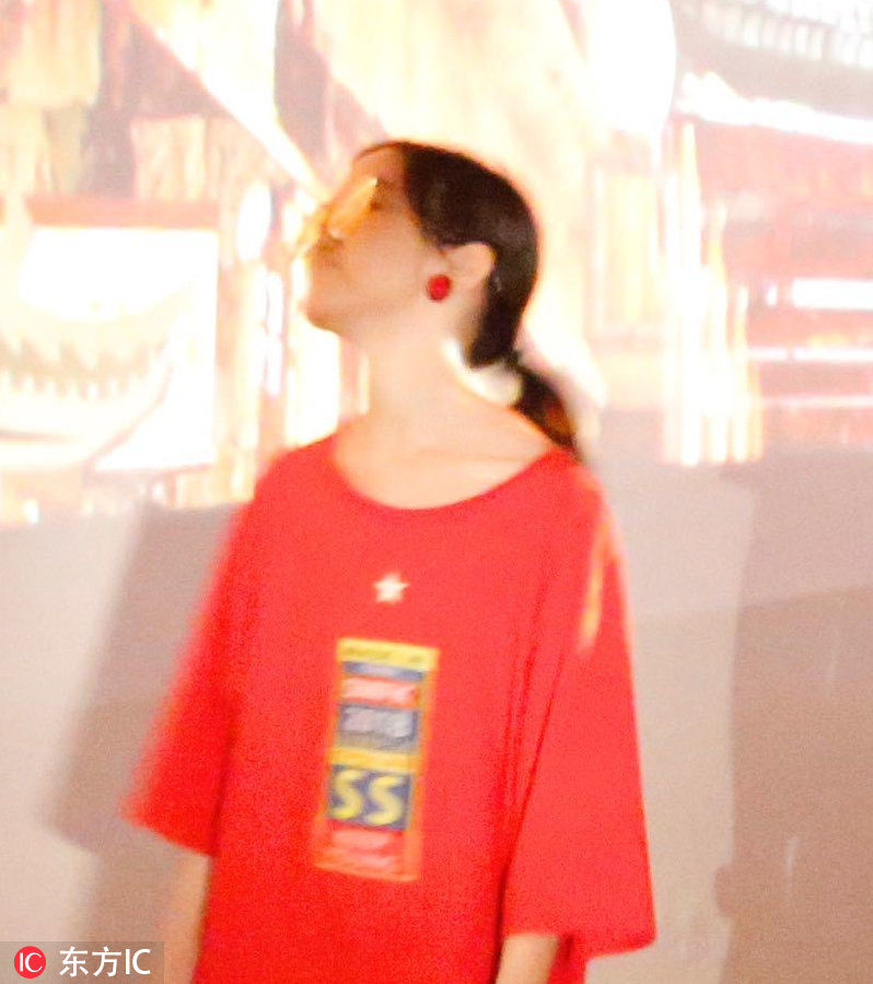 李亚鹏带女儿看展，12岁李嫣咬唇妆惊艳，茶色眼镜搭红耳环潮炸