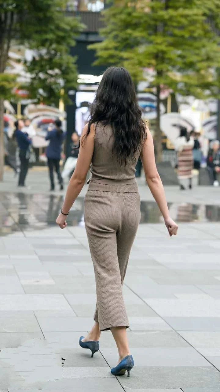 自带温柔气质的雪纺套装，穿在微胖小姐姐的身上，妩媚身姿堪称极