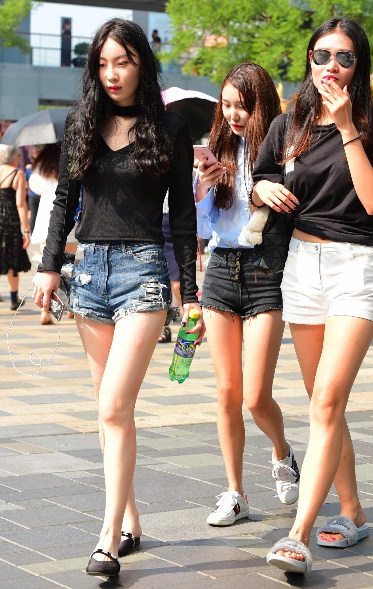 三个时尚小姐姐街头魅力爆棚，网友：这两个抽烟的小姐姐太霸气了
