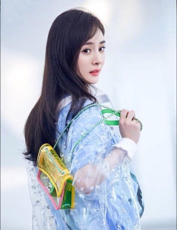 杨幂三万五塑料雨衣，两万透明包包，网友：贫穷限制了我的想象！