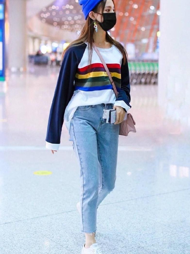 杨超越终于不把上衣当裙穿, 塞到牛仔裤里, 才更显腿长!