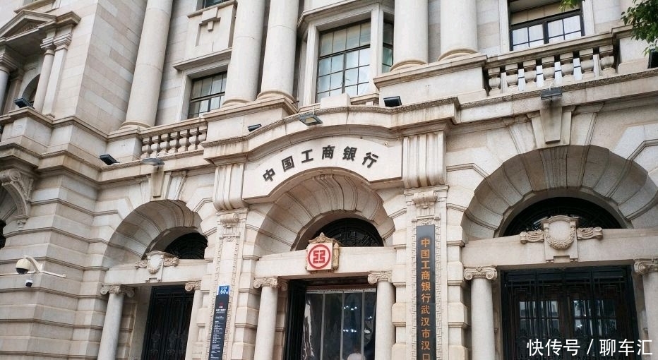 武汉这个地点是吃货汇集的地方，商铺林立、人潮涌动，适合夜生活