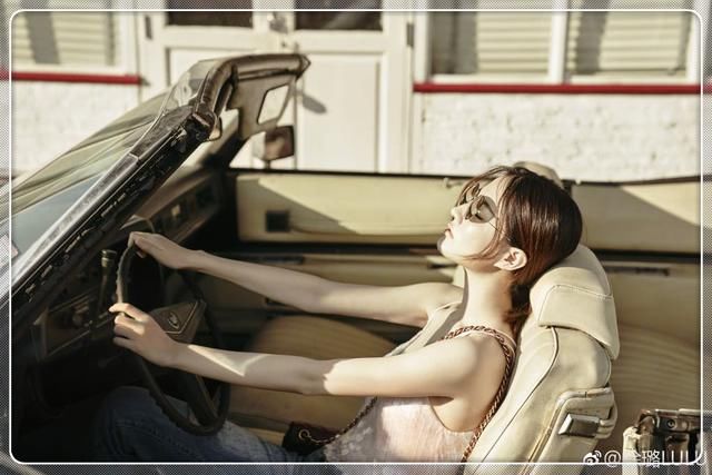 徐璐也是厉害!穿条紧身短裤去机场，满腿疙瘩惹遐想!