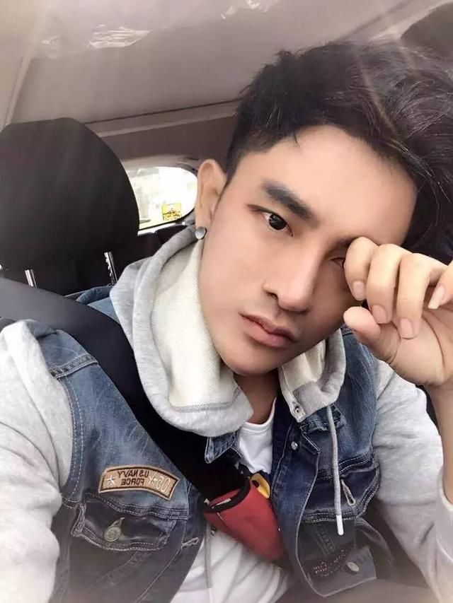 丑男整容后变帅哥，吸引众多女粉，得知原先面貌粉丝称不敢相信