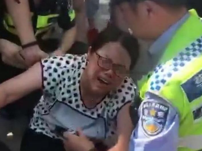 男子“假离婚”骗买房钱，转头就送情人奥迪车，原配气愤手撕情人