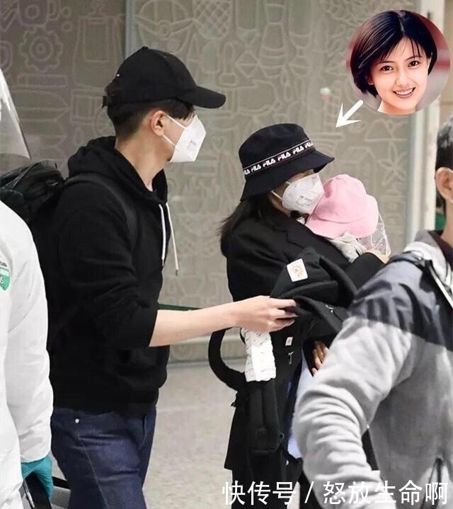  【行李】赵又廷一家现身机场，高圆圆抱着女儿，赵又廷拿行李，画面超幸福
