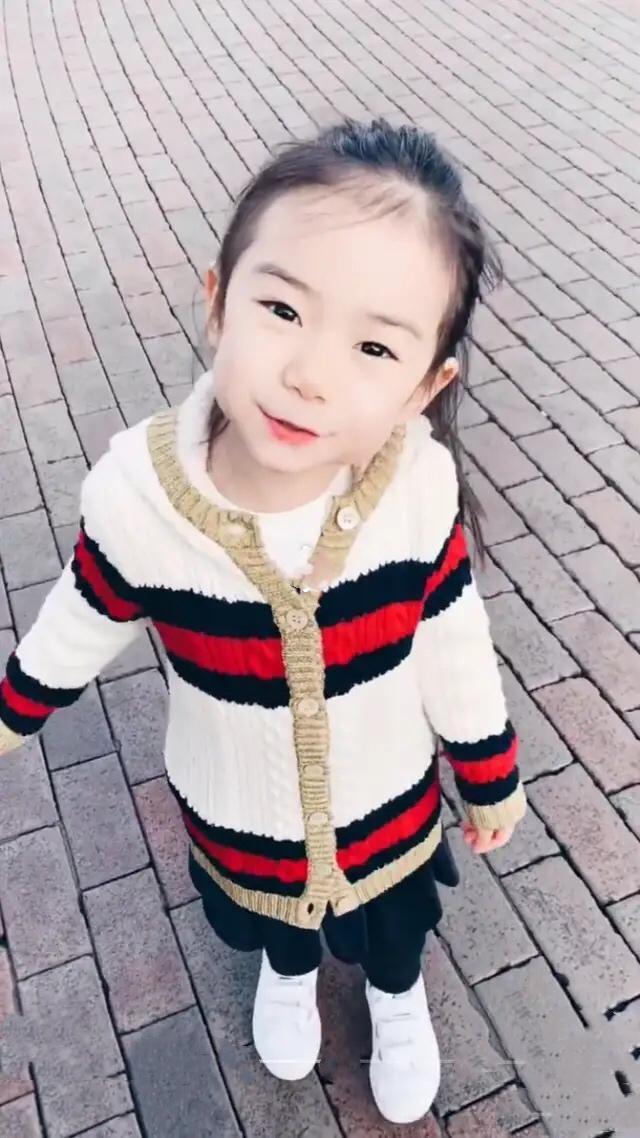  #毛绒#戚薇晒5岁女儿穿斑点毛绒睡衣扎一头小辫，长开的Lucky像大人