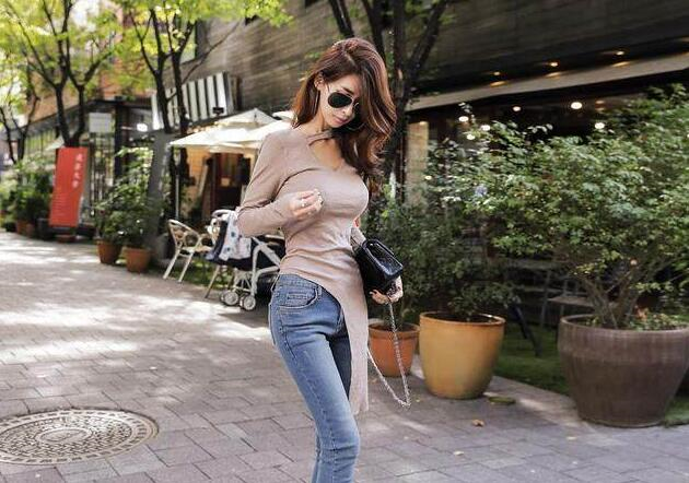 女神穿搭：优雅十足的牛仔裤美女，清纯漂亮，成为万众瞩目的焦点