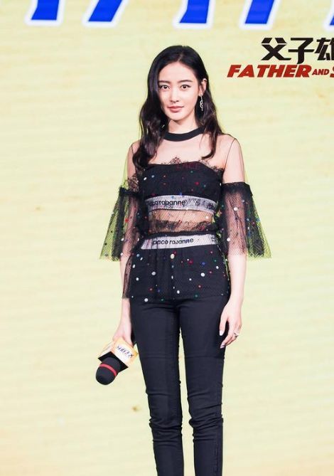 柳岩和张天爱同框比美，同样都是穿黑色，没想到这一次柳岩输惨了