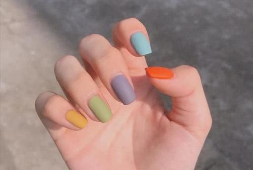  『早已』亮片美甲早已过时，来看看磨砂美甲的多种玩法，猫眼是独特的一种