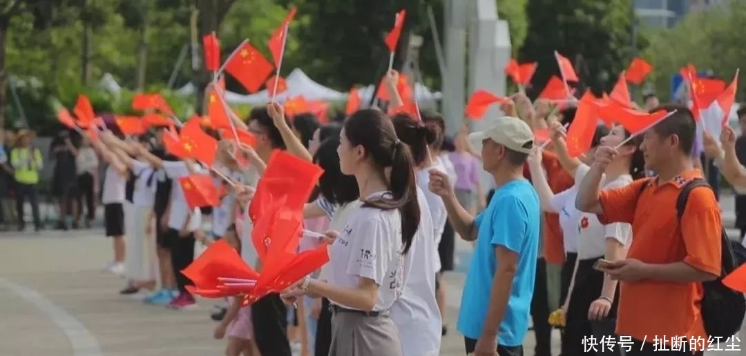 深圳湾上空：我爱香港！网友：热泪盈眶！