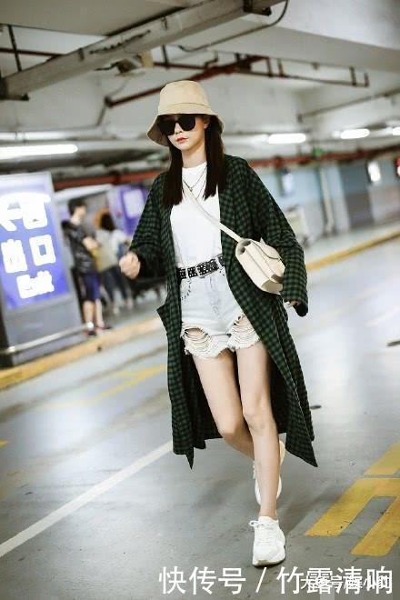 沈梦辰为显腿长, 短裤提的很上, 中腰短裤愣是穿成了高腰裤!