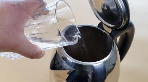  「便宜」不管水壶水垢多厚，撒一把便宜东西，水垢哔哔掉下来，方法真棒