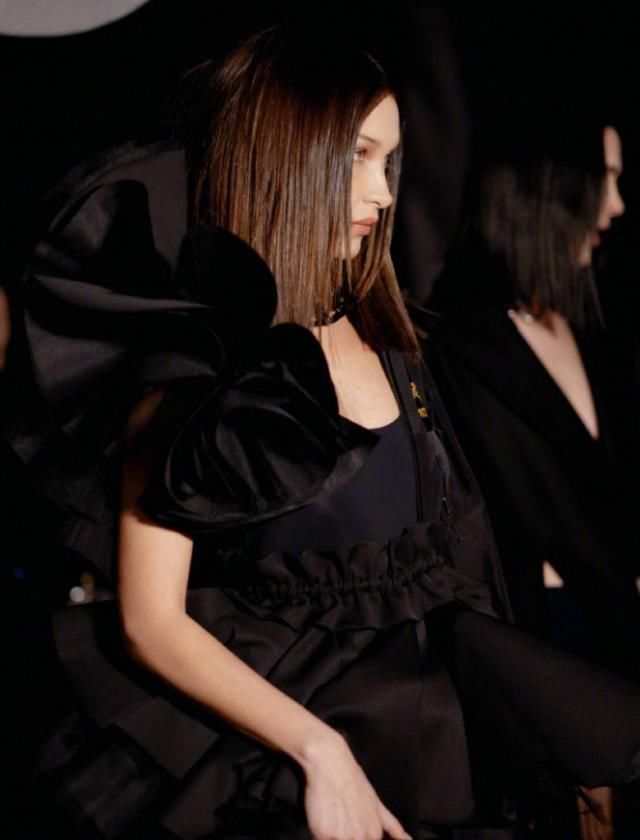  礼服：这大约就是我见过最“潮”的婚纱礼服，“一半运动衣一半长裙”，贼引人注意