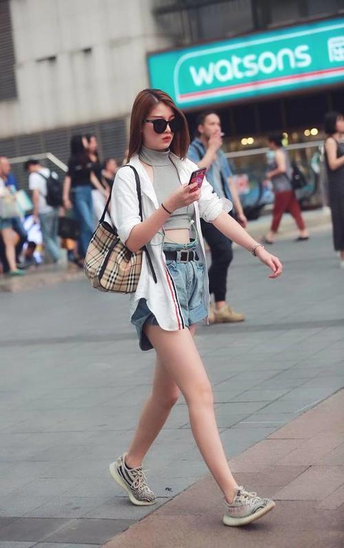 街拍：清纯可爱的小姐姐，身材纤细性感，气质优雅迷人！