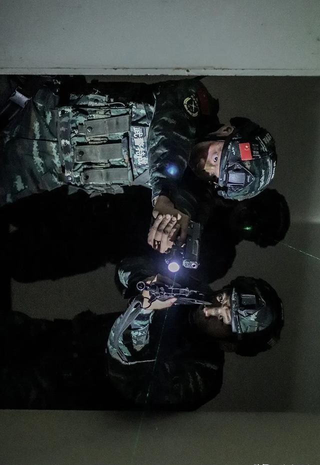  「武警」实兵演练来袭！看武警特战队员一招制敌
