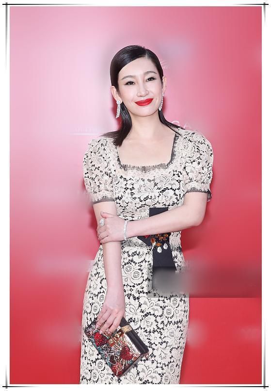 当秦海璐与欧阳娜娜同穿蕾丝裙，才知道女人和女孩的差距有多大！