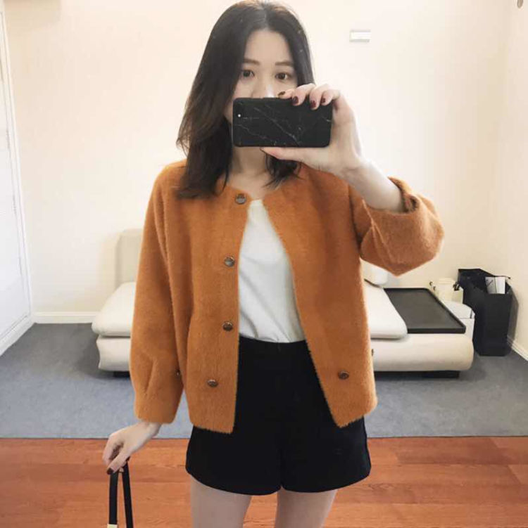 别傻买棒球服了!今年秋天流行这样穿搭，不艳不俗，还很时髦