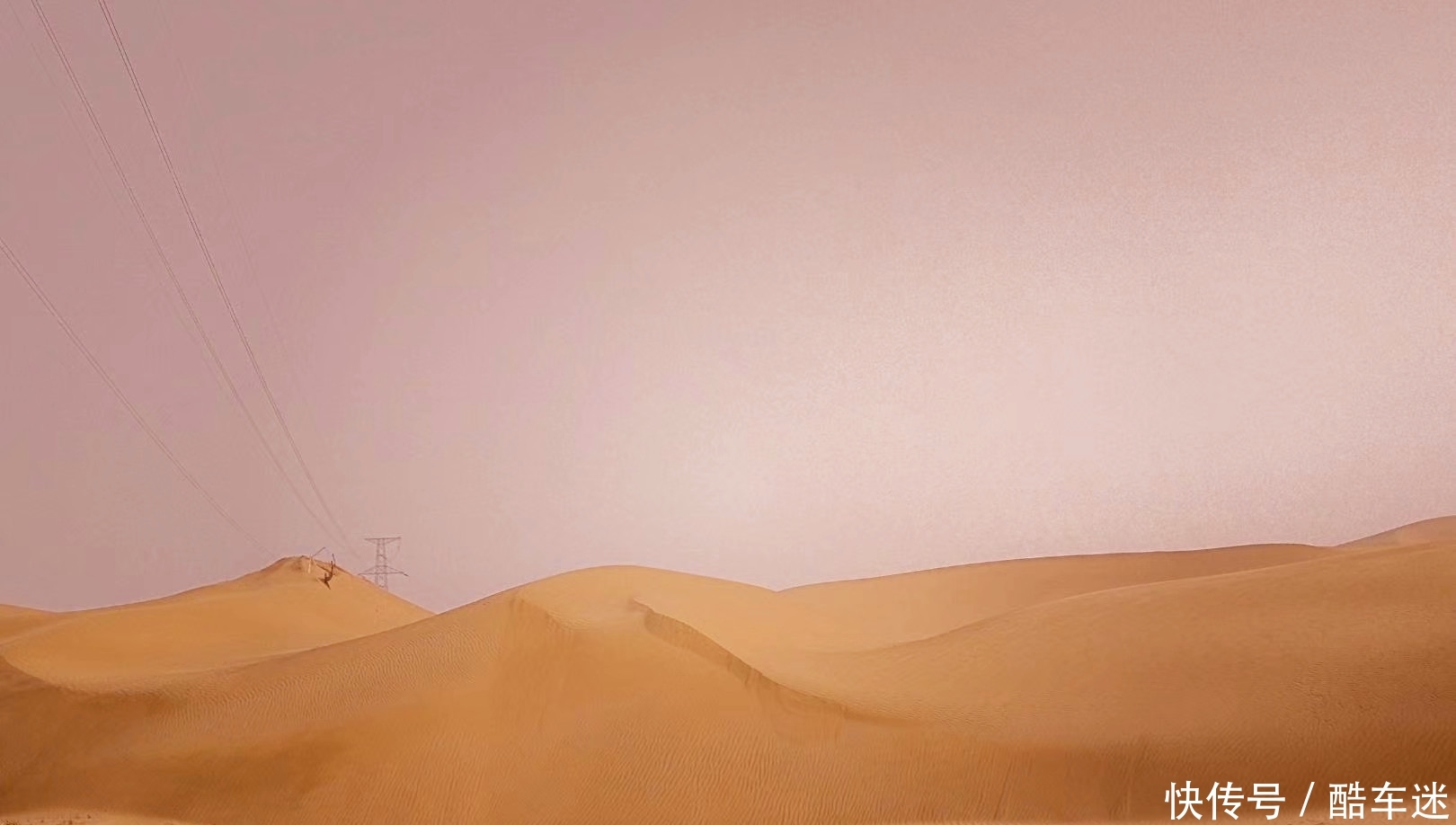 在330000平方公里的塔克拉玛干沙漠中，任裙飘扬，随风起舞