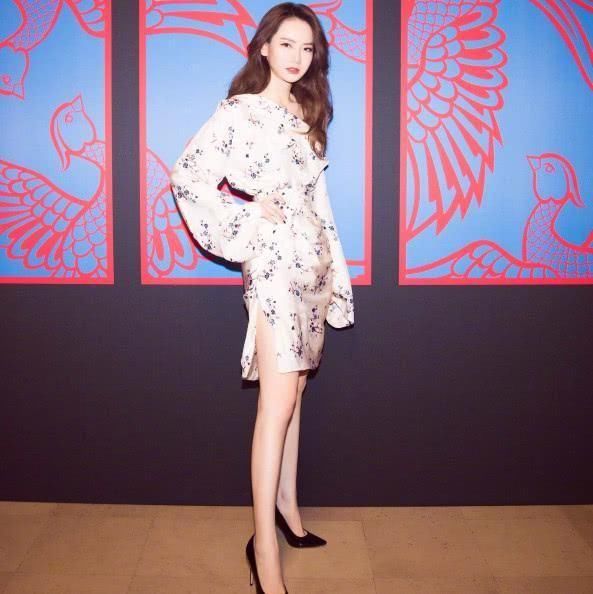 这插着羽毛的鞋，戚薇穿着到处撞同款，网友:欣赏不来的时尚!