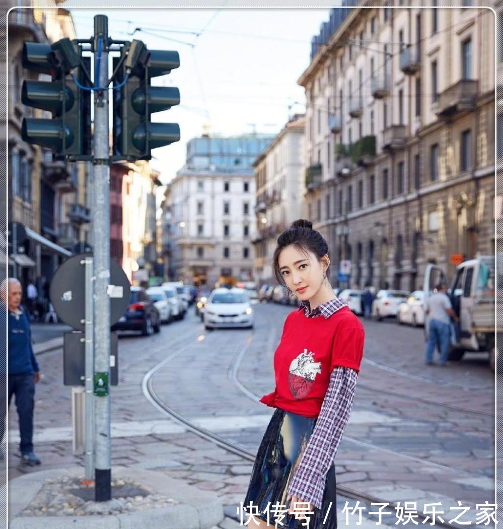 王丽坤也太瘦了吧! T恤都撑不起来, 还要在里面加肩垫!