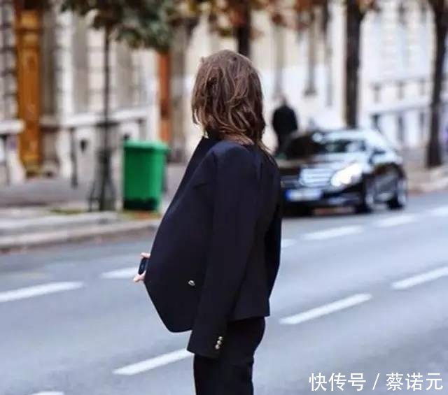 『技巧』不论年纪多大的女人,学会这四个单品搭配技巧,秒变行走的衣架