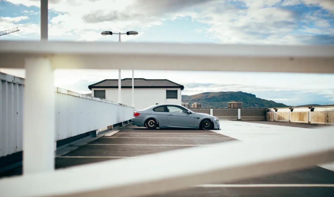  『姿态』低空飞行战舰灰宝马 E92 M3，姿态风格却难掩大佬气质