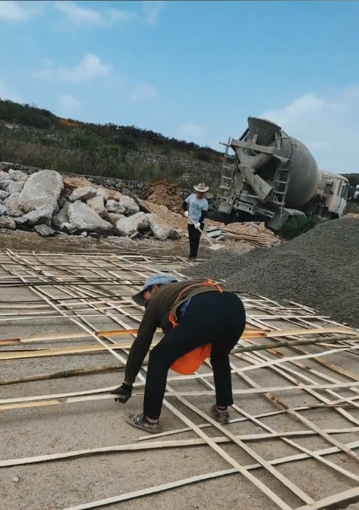  [村民]农村“村村通”水泥路，村民用竹子铺路基，网友称：难得